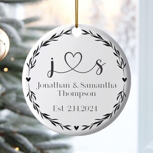 Gepersonaliseerde bruiloft ornament, echtgenoot vrouw helder glas ornament, aangepaste verloving vakantiecadeau, heer mevrouw keramisch ornament, bruid bruidegom cadeau