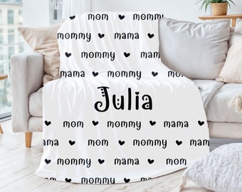 Może przedstawiać: Biały koc z czarnym tekstem i sercami, na którym napisano "Mama, Mama, Mama" i "Julia".