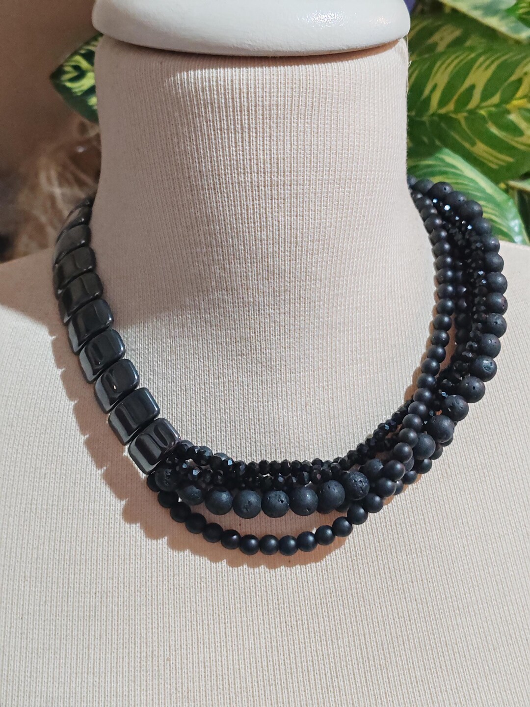 Collier En Hématite Longueur 48 Cm - Pierre Argentée, Style Moderne, Occasion, Fabriqué En France