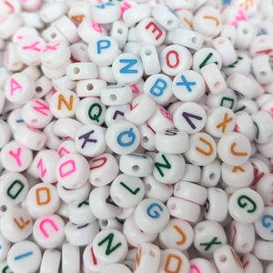 26 x Buchstaben Perlen Acryl weiß bunt 7 mm