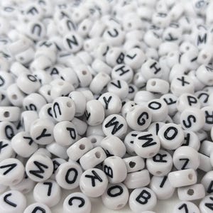 26 x Buchstaben Perlen Acryl weiß schwarz 7 mm