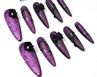 Uñas Postizas Góticas – Almendra Púrpura Oscura para Fiesta de Halloween, Uñas Falsas Punk Personalizadas Hechas a Mano Artigianale con Lazo
