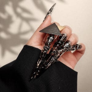 Gothic Press On Nails | Uñas stiletto negras y plateadas XXXL extra largas con remaches 3D