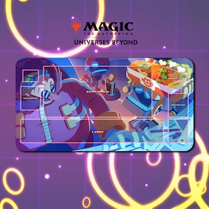 Può includere: Un tappetino da gioco Magic: The Gathering rettangolare con un'illustrazione a cartoni animati con uno schema di colori viola e blu. Il tappetino include zone designate per le carte e il testo "MAGIC THE GATHERING UNIVERSES BEYOND".