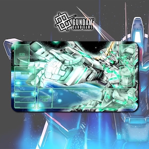 Peut inclure: Tapis de jeu de cartes Gundam rectangulaire avec une illustration détaillée d'un robot blanc et turquoise. Le tapis de jeu comporte des zones étiquetées "Base", "Shields", "Resource Deck", "Deck", "Trash" et "Resource Area". Le logo Gundam est en haut.