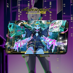 以下が含まれることがあります： Cyberpunk TCG用の長方形のプレイマット。中央には、2丁の大きな未来的な銃を構えたターコイズブルーの髪のキャラクターが描かれています。デザインには黄色のグリッド線、カード配置ゾーン、および「Rebecca」と「Locked 'n loaded」というテキストが含まれています。