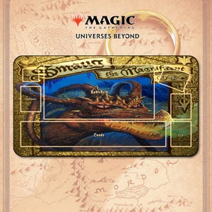 Puede incluir: Un tapete de juego rectangular con una ilustración central de un dragón rojo con el texto Smaug the Magnificent. El tapete incluye zonas designadas etiquetadas como Life, Commander, Battlefield, Library, Graveyard, Exile y Lands en dorado.
