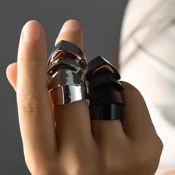 Nana Ring Silver / Black | Swirling Punk Gothic Rock Armor Knuckle