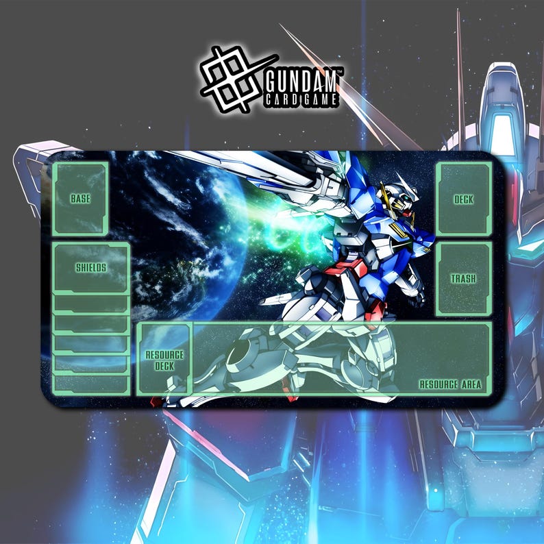 Puede incluir: Tapete de juego para el juego de cartas Gundam, con una ilustraci&oacute;n detallada de un robot Gundam en acci&oacute;n contra un fondo c&oacute;smico. El tapete tiene zonas designadas para cartas, incluyendo "Base", "Shields", "Resource Deck", "Deck", "Trash" y "Resource Area".