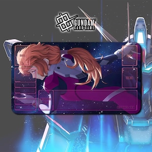 Könnte beinhalten: Rechteckige Gundam-Kartenspiel-Spielmatte mit einer Figur in einem lila-weißen Anzug vor einem Sternenhintergrund. Die Matte hat Zonen für Base, Shields, Resource Deck, Deck, Trash und Resource Area. Das Gundam Card Game-Logo befindet sich oben.