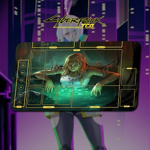 以下が含まれることがあります： Cyberpunk TCG用の長方形のプレイマット。中央には、光る緑色の液体に浸かった金髪の人物のイラストが描かれています。マットには、黄色で印刷されたゲームゾーン、グリッド線、Field、Legends、Fixerなどのラベルが含まれています。