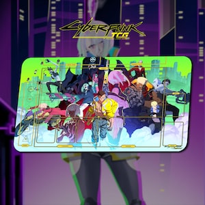 Puede incluir: Un tapete de juego rectangular para el Cyberpunk TCG con un fondo verde y azul vibrante y un conjunto de personajes ilustrados. La superficie incluye líneas de cuadrícula amarillas impresas, zonas de colocación de cartas y el logo de Cyberpunk TCG.