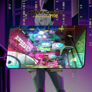 Puede incluir: Un tapete de juego rectangular para el Cyberpunk TCG que muestra una vibrante escena de calle urbana con luces de neón y drones robóticos blancos flotantes. La superficie incluye líneas de cuadrícula amarillas y zonas designadas para cartas, incluyendo Rival Side, Friendly Side, Field, Legends y Trash.