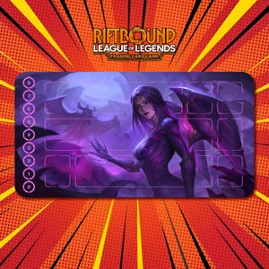 以下が含まれることがあります： 長方形のRiftbound League of Legendsトレーディングカードゲームプレイマット。紫色の髪と翼を持つ女性キャラクターの紫と黒のイラストが特徴です。マットの左端には番号付きのスペースがあります。