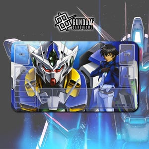 Puede incluir: Alfombrilla de juego de cartas Gundam azul y blanca con una ilustraci&oacute;n detallada de un robot Gundam y un personaje con uniforme azul. La alfombrilla tiene zonas para cartas, incluyendo "Base", "Shields" y "Deck".