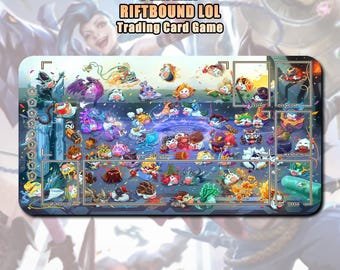 Op de afbeelding: Een rechthoekige speelmat voor het RIFTBOUND LOL ruilkaartspel met een kleurrijke illustratie van talloze kleine fantasiewezens. De mat bevat aangewezen zones voor kaarten, een genummerd verticaal spoor en de tekst PLAYMAT RIFTBOUND LOL.