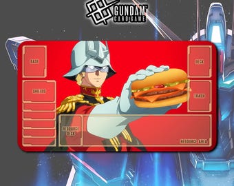 Könnte beinhalten: Rote Gundam-Kartenspiel-Spielmatte mit einer Figur, die einen Burger hält. Die Spielmatte hat beschriftete Zonen für Basis, Schilde, Ressourcen-Deck, Deck, Müll und Ressourcenbereich. Das Gundam Card Game-Logo befindet sich oben.