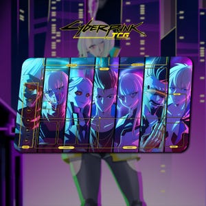 Puede incluir: Un tapete de juego rectangular para el Cyberpunk TCG con una vibrante ilustración estilo anime de varios personajes en tonos morados, azules y amarillos. La superficie incluye líneas de cuadrícula, zonas de cartas y etiquetas amarillas.