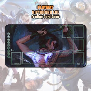 Può includere: Tappetino da gioco rettangolare nero per il gioco di carte collezionabili Riftbound LOL. Il tappetino presenta un'illustrazione dettagliata di un personaggio femminile con accenti verdi. Il tappetino da gioco ha zone designate per carte ed elementi di gioco, con il testo "PLAYMAT" e "RIFTBOUND LOL Trading Card Game".
