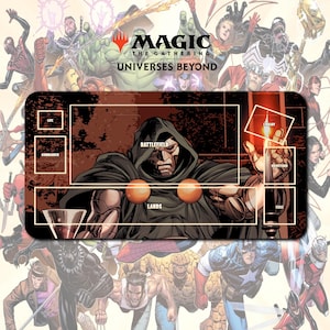 Peut inclure: Un tapis de jeu rectangulaire représentant le Docteur Doom dans une cape à capuche vert foncé, tenant une bougie allumée. La surface comprend des zones délimitées en blanc marquées Life, Commander, Battlefield, Lands, Library, Graveyard et Exile. Le fond montre divers personnages de comics Marvel et le logo Magic The Gathering Universes Beyond.