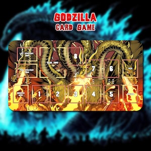 Puede incluir: Tapete de juego de cartas de Godzilla con una ilustración detallada de un dragón dorado de tres cabezas en medio de llamas. El tapete incluye zonas etiquetadas para estrategia, mazo de monstruos y descarte, con el texto "GODZILLA CARD GAME" en la parte superior.