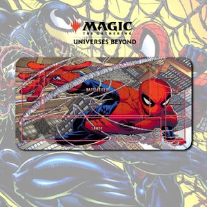 Pode incluir: Tapete de jogo retangular com o Homem-Aranha em uma pose dinâmica, com um fundo de cidade e detalhes de teia de aranha. O tapete inclui caixas de texto para as zonas de jogo e o logotipo "Magic: The Gathering Universes Beyond".