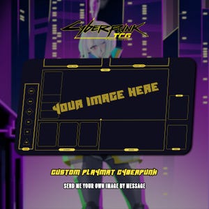 Puede incluir: Un tapete de juego rectangular negro para un juego de cartas coleccionables con contornos y texto en amarillo. El tapete incluye zonas para cartas, dados y un área central con el texto "YOUR IMAGE HERE". Arriba se lee "CYBERPUNK TCG".
