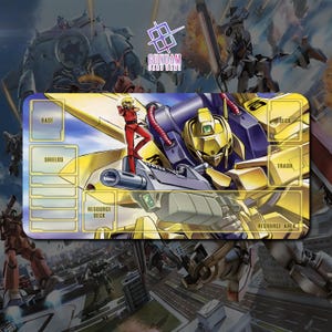 Op de afbeelding: Een Gundam-kaartspelmat met een gele en paarse mecha met een piloot in een rood pak. De mat heeft zones met labels voor Base, Shields, Resource Deck, Deck, Trash en Resource Area. Het Gundam-kaartspellogo staat in de bovenhoek.