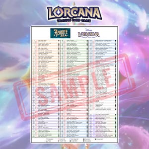 Peut inclure: Une liste de contrôle des cartes du jeu de cartes à collectionner Disney Lorcana. La liste de contrôle est divisée en deux sections : "Azurtie Sea" et "Lorcana". Chaque section répertorie les cartes par numéro et par nom. La liste de contrôle est imprimée sur un fond blanc avec une bordure bleue et violette.