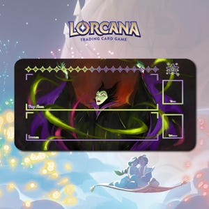 Puede incluir: Alfombrilla de juego rectangular con una imagen estilizada de Maléfica del juego de cartas coleccionables Lorcana de Disney. La alfombrilla tiene un fondo negro con detalles en morado y verde. El logotipo de Lorcana está en la parte superior.