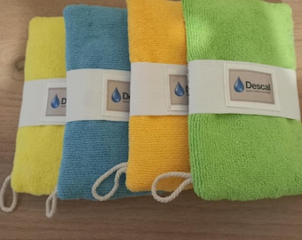 Peut inclure: Quatre chiffons de nettoyage rectangulaires en microfibre de couleur jaune, bleue, jaune et vert clair. Chaque chiffon comporte une bande de papier blanche avec un logo goutte d'eau bleue et le texte Descal, ainsi qu'une boucle de suspension.