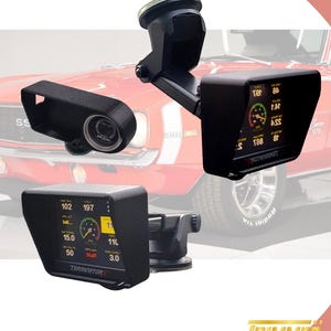 Könnte beinhalten: Zwei schwarze Armaturenbrett-Anzeigen mit Saugnapfhalterungen. Die Anzeigen haben digitale Displays und analoge Anzeigen. Die Anzeigen sind mit "TERMINATOR" und "ROTOBOOST" beschriftet.