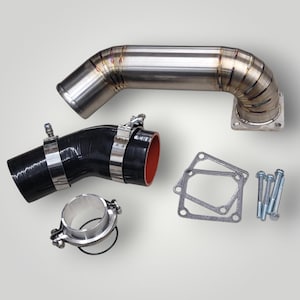 Puede incluir: Un conjunto de piezas de automóvil, que incluye una tubería curva de acero inoxidable, una manguera de goma negra con abrazaderas, una abrazadera de anillo metálico, juntas y pernos. Para modificaciones del motor.