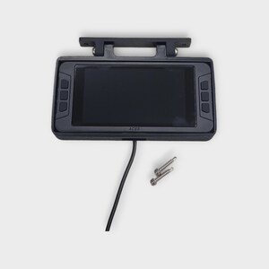 Puede incluir: Un monitor negro con una pantalla, un cable de alimentación y dos tornillos. El monitor tiene un marco de plástico negro y un pequeño botón en el lateral. El texto "ACES" está impreso en la parte inferior del monitor.