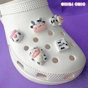 Schuhanhänger Set | Moo Moo Kuh | Glossy Kawaii Milchtier Bauernhof Lustig | Geschenke | Pastell Weiß Schwarz Pink | Für Schlüssel und Handytasche