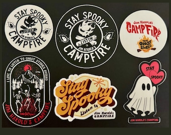 Może przedstawiać: Kolekcja upiornych naklejek o różnych wzorach. Naklejki zawierają frazy takie jak "Stay Spooky" i "Jim Harold's Campfire". Niektóre naklejki mają ilustracje czaszki, ducha i szkieletów wokół ogniska. Paleta kolorów obejmuje czerń, biel, czerwień i pomarańcz.