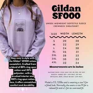Puede incluir: Una sudadera con capucha de forro polar suave y c&oacute;modo Gildan SF000 de color lavanda, unisex y de peso medio. El texto "Striped Dahlia Designs" est&aacute; impreso en la parte delantera. La tabla de tallas muestra el ancho y la longitud en pulgadas para las tallas S a 4XL. El texto debajo de la tabla de tallas dice "Mantente c&oacute;modo y con estilo con la sudadera unisex Gildan SF000. Fabricada con una mezcla de 80% de algod&oacute;n hilado en anillo y 20% de poli&eacute;ster, con un interior cepillado y una cara de 100% algod&oacute;n hilado en anillo, ofrece una comodidad y durabilidad inigualables."