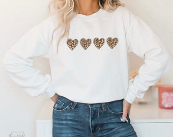 Sudadera con corazón de leopardo para San Valentín / Ropa para San Valentín / Camiseta de leopardo para San Valentín / Regalos para ella / Suéter moderno con corazón