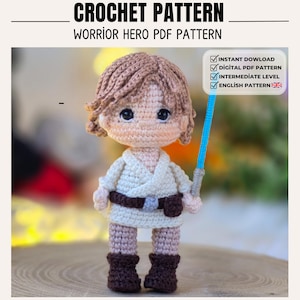 Puede incluir: Un patrón de ganchillo titulado CROCHET PATTERN WORRIOR HERO PDF PATTERN. La muñeca tiene cabello castaño claro, una túnica blanca, un cinturón marrón con una bolsa y botas marrón oscuro. Sostiene un sable de luz azul brillante. Texto: INSTANT DOWLOAD.