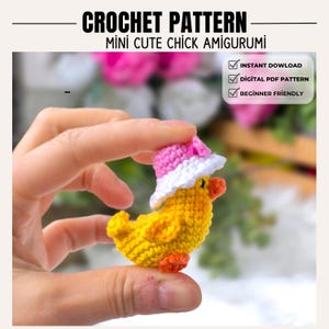 Może przedstawiać: Szydełkowy żółty kurczak amigurumi w różowo-białym kapeluszu. Kurczak ma pomarańczowy dziób i stopy. Obraz zawiera tekst "CROCHET PATTERN Mini Cute Chick Amigurumi" oraz "Instant Download, Digital PDF Pattern, Beginner Friendly."