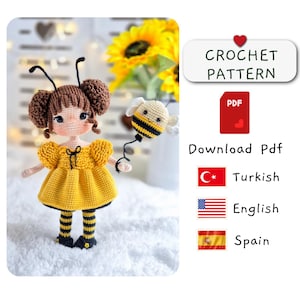 Puede incluir: Patrón de crochet para una linda muñeca amigurumi vestida de abeja, sosteniendo un globo de abeja. El patrón está disponible en formato PDF e incluye instrucciones en turco, inglés y español.