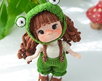 Schattige amigurumipop, lieve pop, amigurumipop, kikkerkostuumpop