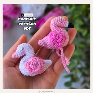 Pode incluir: Duas figuras de crochê feitas à mão, um flamingo e um cisne. O flamingo é rosa com um detalhe de rosa e bico preto. O cisne é branco com detalhes em rosa e um detalhe de rosa. A imagem inclui o texto "CROCHET PATTERN PDF".