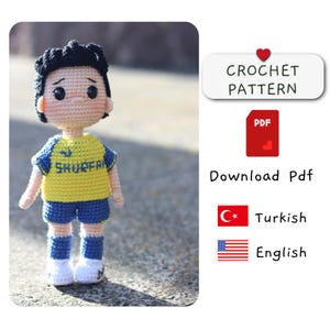 Könnte beinhalten: Häkelanleitung für eine kleine Amigurumi-Puppe, die ein gelbes und blaues Fußballtrikot mit dem Wort "SHURFA" auf der Vorderseite trägt. Die Anleitung ist in Türkisch und Englisch verfügbar und kann als PDF heruntergeladen werden.