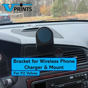 Può includere: Una staffa e caricatore per telefono wireless neri per Volvo P2, montati sul cruscotto di un'auto. L'immagine include il testo "VPRINTS" e "Bracket for Wireless Phone Charger & Mount For P2 Volvos."