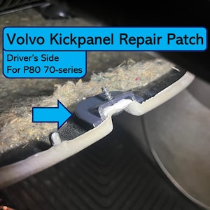 Puede incluir: Primer plano de un parche de reparación de plástico gris para un panel de protección de Volvo. El parche está diseñado para adaptarse al lado del conductor de un Volvo P80 serie 70. El parche se muestra instalado en el panel de protección del coche.