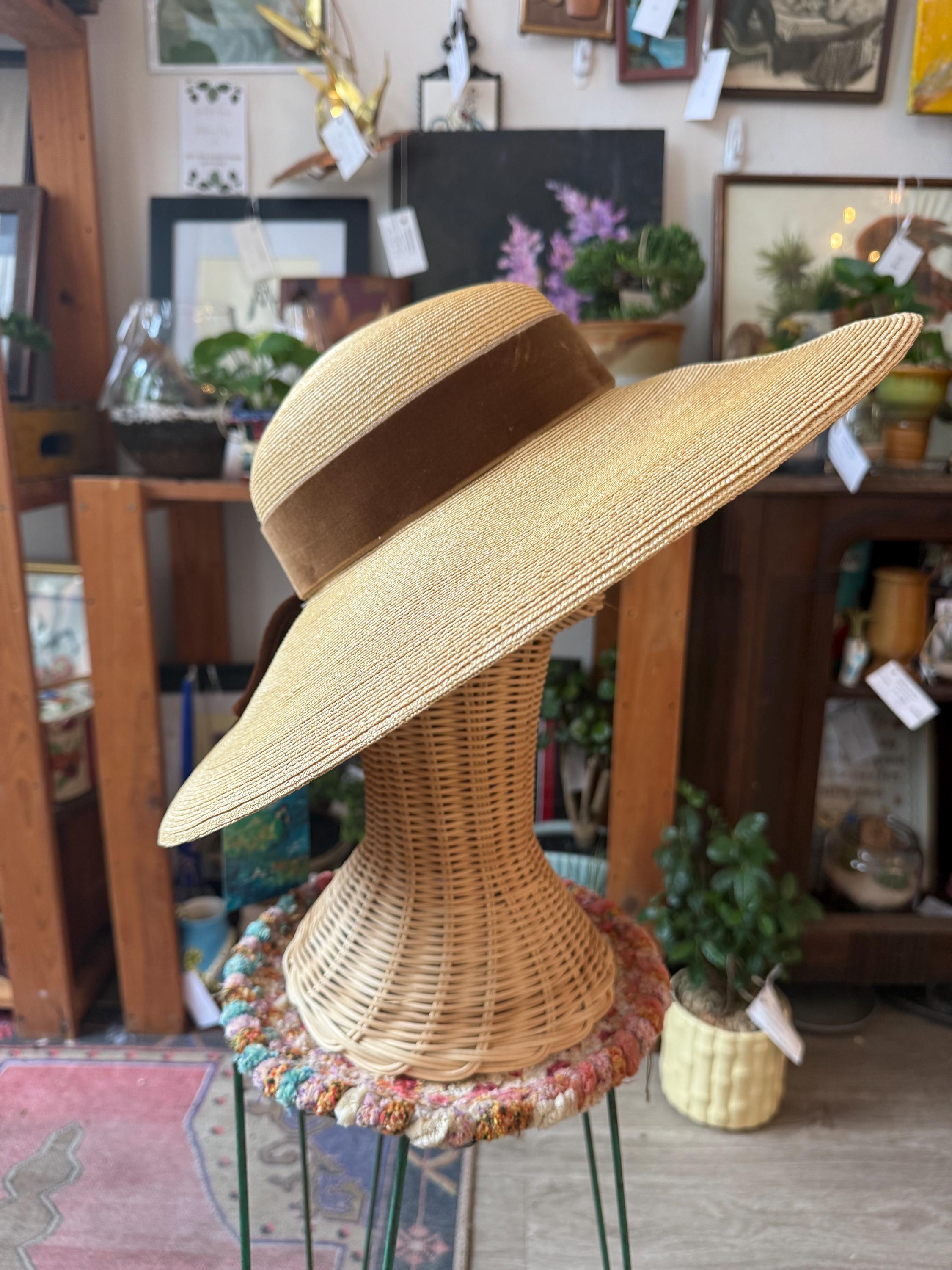 SPLENDID 1930s\' BLACK FABRIC & STRAW TOQUE WITH A FEATHER \