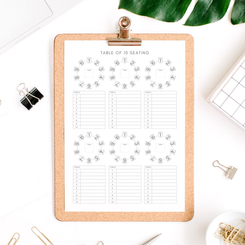 Op de afbeelding: Een printbare zitplaatskaart sjabloon voor een tafel met 10 gasten. De kaart bevat een cirkel met 10 genummerde plekken voor gasten en een lijst met 10 namen voor elke tafel. De tekst "TABLE OF 10 SEATING" staat bovenaan de pagina.