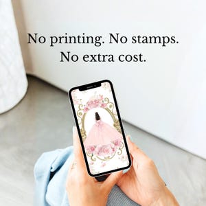 K&ouml;nnte beinhalten: Ein Smartphone zeigt eine digitale Illustration eines rosa Kleides in einem goldenen Rahmen, verziert mit rosa Rosen und einer Schleife. Das Telefon wird von einer Person gehalten. Der Text auf dem Bild lautet: "No printing. No stamps. No extra cost."