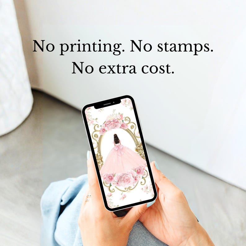 K&ouml;nnte beinhalten: Ein Smartphone zeigt eine digitale Illustration eines rosa Kleides in einem goldenen Rahmen, verziert mit rosa Rosen und einer Schleife. Das Telefon wird von einer Person gehalten. Der Text auf dem Bild lautet: "No printing. No stamps. No extra cost."